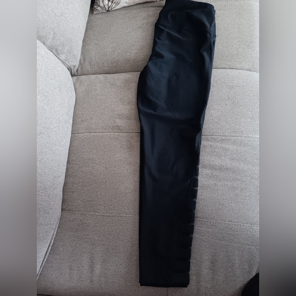 3 For $25🚨Yoga Leggings w/ Mesh Panels EUC - Picture 5 of 6